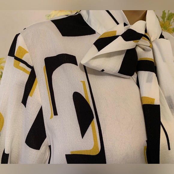 Tie neck long sleeve blouse size L - Picture 10 of 12